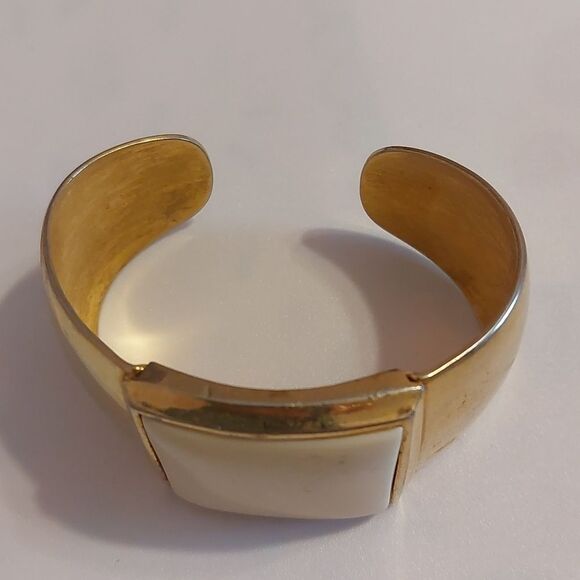 Vtg 1980s AVON Gold Tone Large Ivory White Square Lucite Chunky Cuff Bracelet - Picture 5 of 9